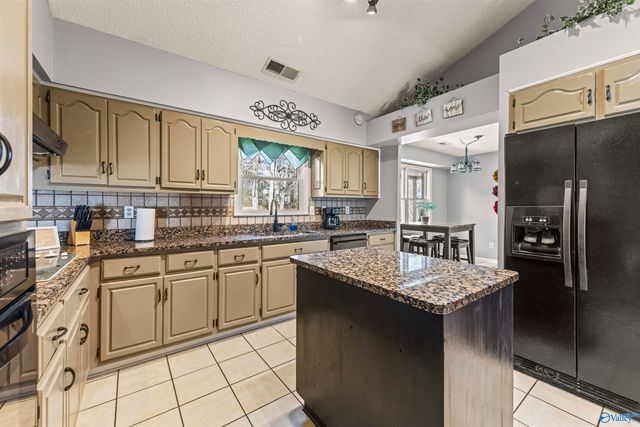 325 Bluff Drive NE, Hartselle, AL 35640