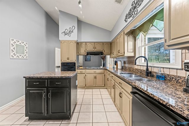 325 Bluff Drive NE, Hartselle, AL 35640