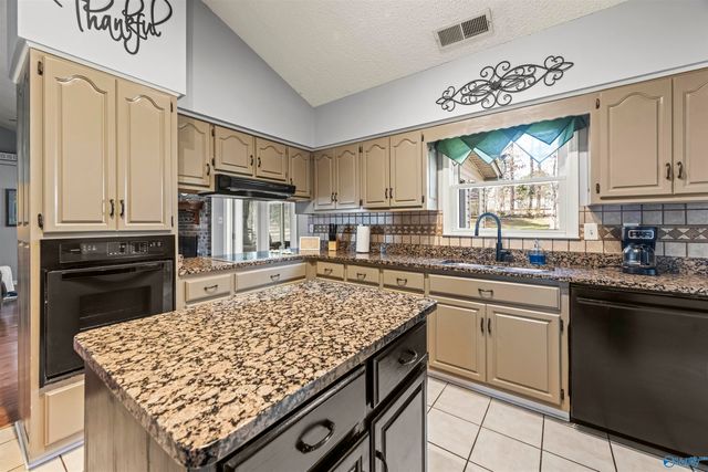 325 Bluff Drive NE, Hartselle, AL 35640