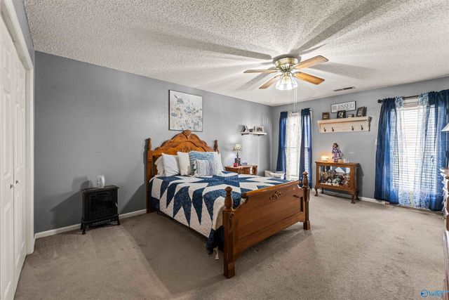 325 Bluff Drive NE, Hartselle, AL 35640