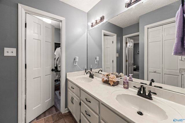 325 Bluff Drive NE, Hartselle, AL 35640