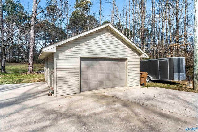 325 Bluff Drive NE, Hartselle, AL 35640
