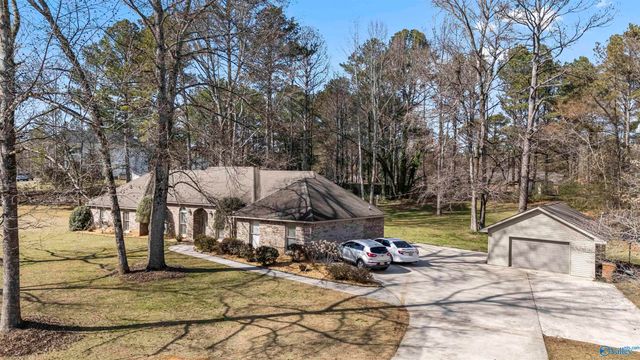 325 Bluff Drive NE, Hartselle, AL 35640