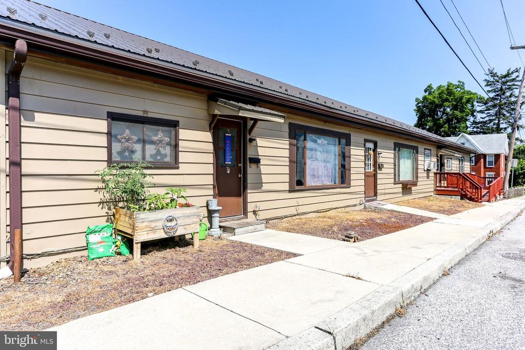11 N CHESTNUT ST, Dillsburg, PA 17019
