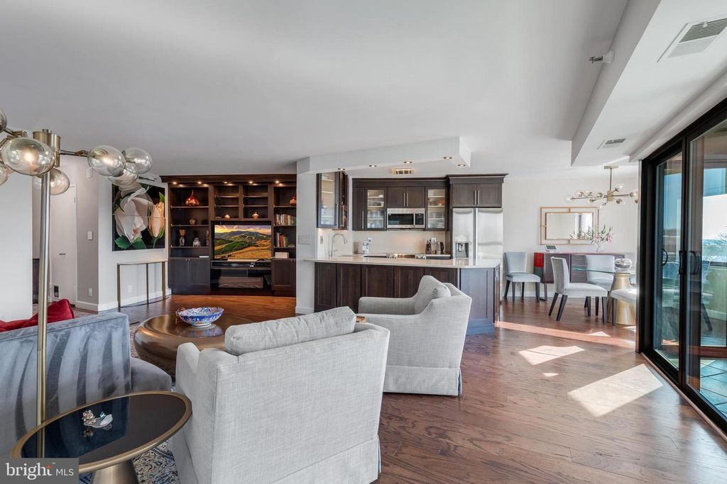 Image 1 of property listing at 1600 N OAK ST #622, Arlington, VA 22209