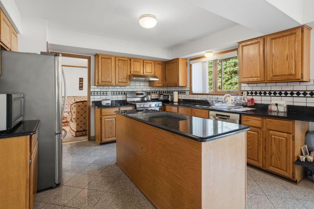 1176 Bradbury Drive, Troy, MI 48098