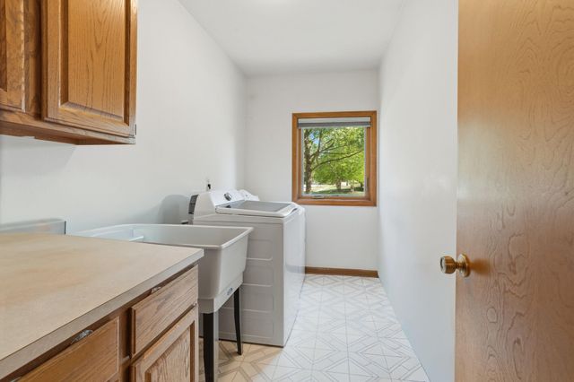 1176 Bradbury Drive, Troy, MI 48098