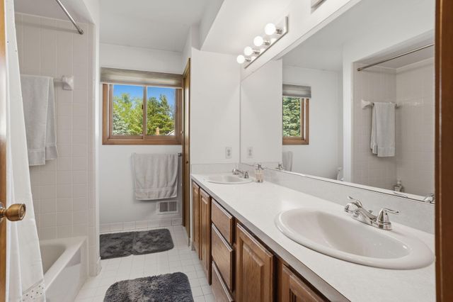 1176 Bradbury Drive, Troy, MI 48098