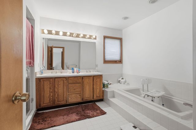 1176 Bradbury Drive, Troy, MI 48098