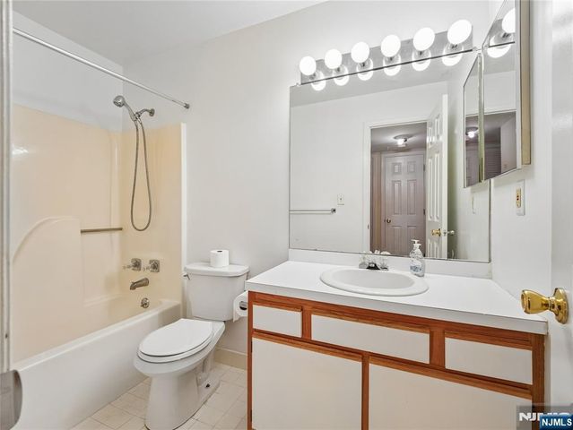 2710 Hemingway Lane, Mahwah, NJ 07430