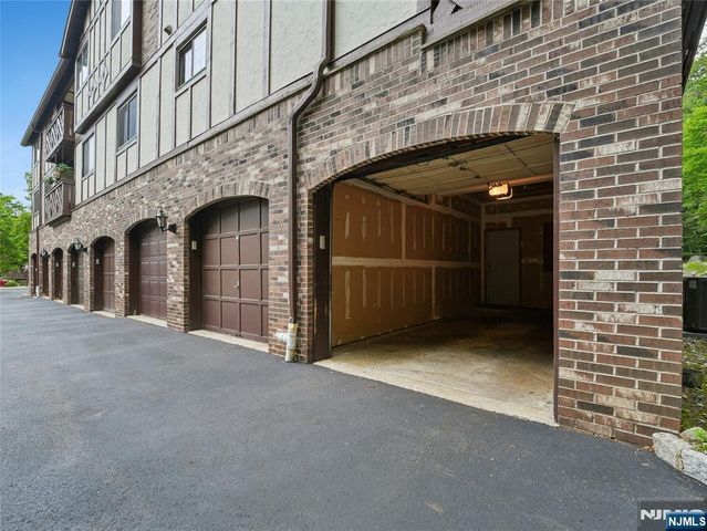 2710 Hemingway Lane, Mahwah, NJ 07430