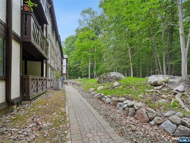 2710 Hemingway Lane, Mahwah, NJ 07430
