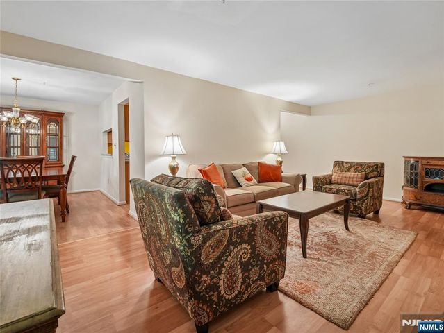 2710 Hemingway Lane, Mahwah, NJ 07430