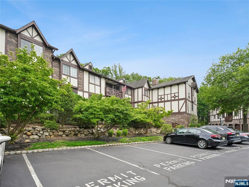 2710 Hemingway Lane, Mahwah, NJ 07430