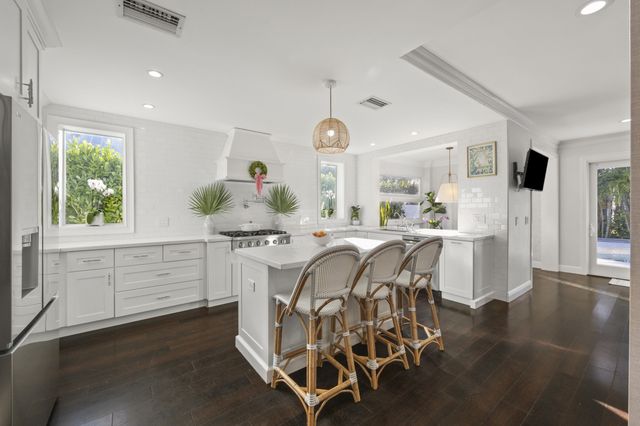 9806 SE Landing Place, Tequesta, FL 33469