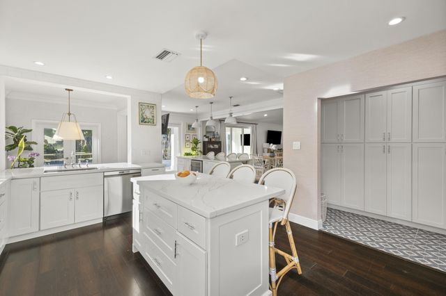 9806 SE Landing Place, Tequesta, FL 33469