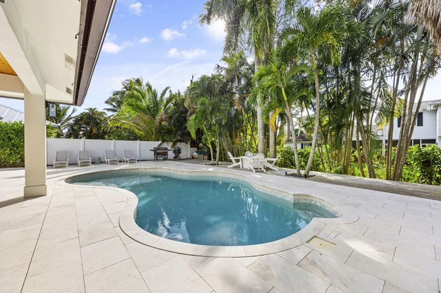 9806 SE Landing Place, Tequesta, FL 33469