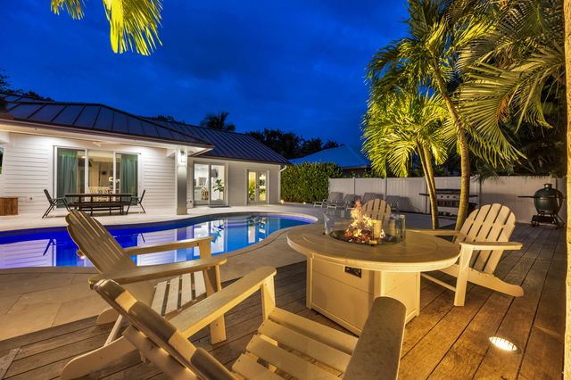 9806 SE Landing Place, Tequesta, FL 33469