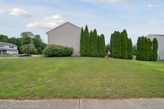 2738 Birchwood Drive, Waterford Charter Township, MI 48329