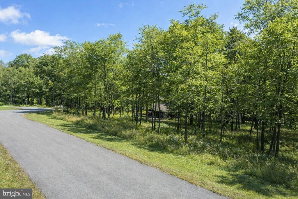 Image 2 of property listing at 42 SANDSTONE CIR, Mc Henry, MD 21541