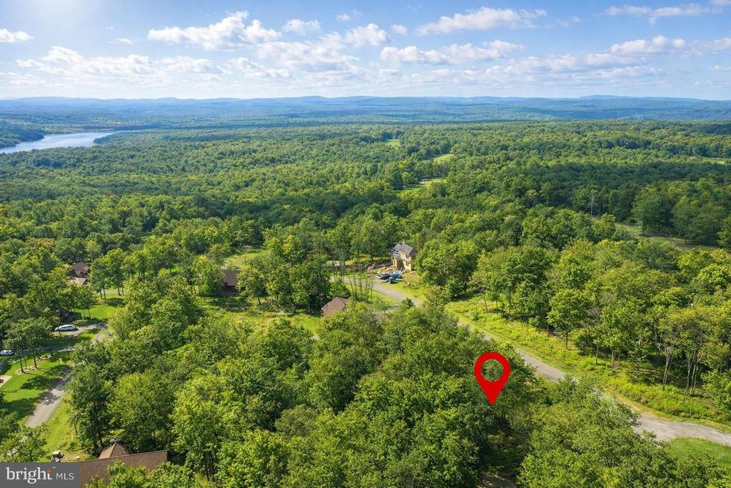 Image 3 of property listing at 42 SANDSTONE CIR, Mc Henry, MD 21541