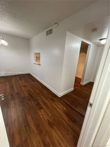 721 N Pine Island Road 104, Plantation, FL 33324