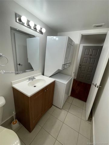 721 N Pine Island Road 104, Plantation, FL 33324