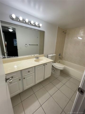 721 N Pine Island Road 104, Plantation, FL 33324