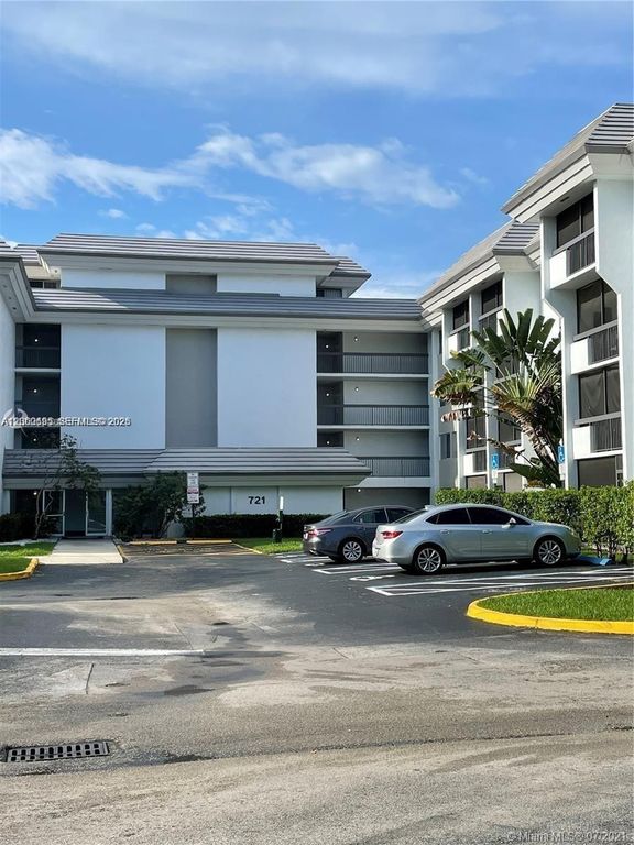 721 N Pine Island Road 104, Plantation, FL 33324