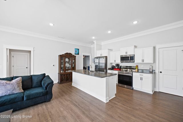 5022 Woodridge Lake Blvd, Louisville, KY 40272