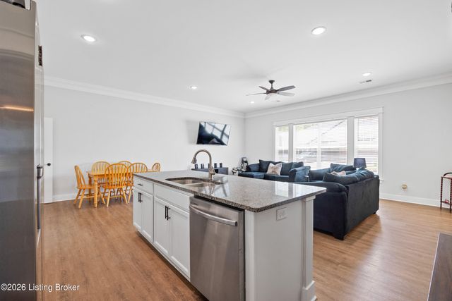 5022 Woodridge Lake Blvd, Louisville, KY 40272