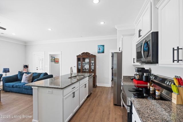 5022 Woodridge Lake Blvd, Louisville, KY 40272