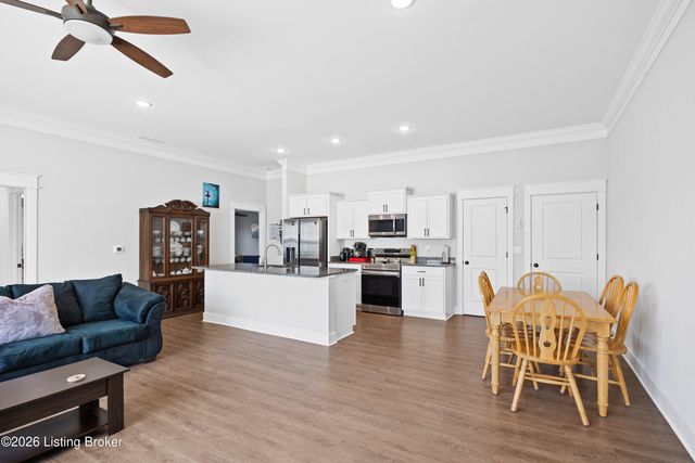 5022 Woodridge Lake Blvd, Louisville, KY 40272