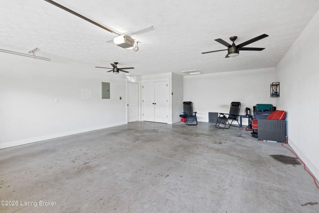 5022 Woodridge Lake Blvd, Louisville, KY 40272