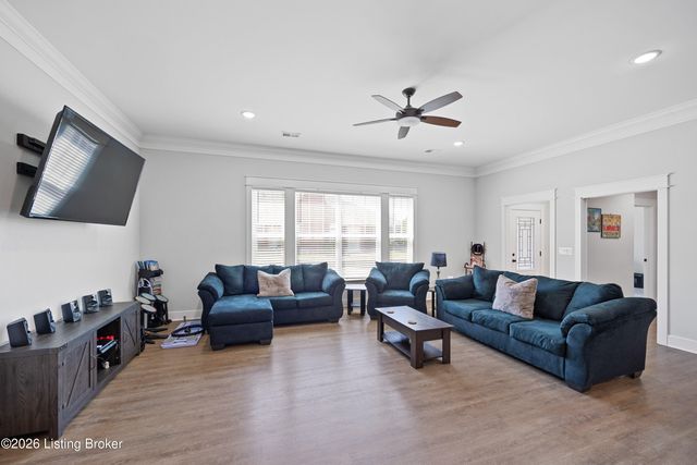 5022 Woodridge Lake Blvd, Louisville, KY 40272