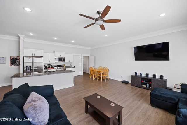 5022 Woodridge Lake Blvd, Louisville, KY 40272