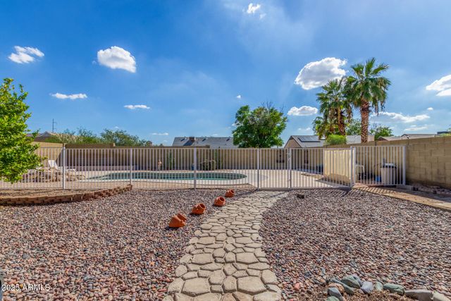 1041 E WICKIEUP Lane, Phoenix, AZ 85024