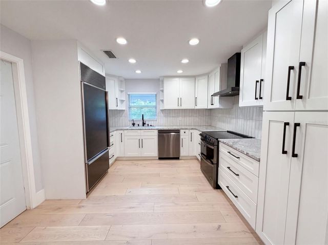 8028 CONSERVATORY CIRCLE, Sarasota, FL 34243