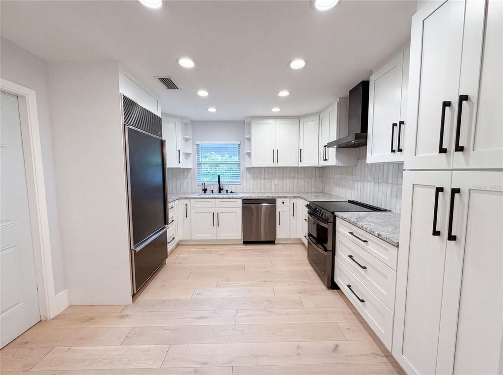 Image 2 of property listing at 8028 CONSERVATORY CIRCLE, Sarasota, FL 34243