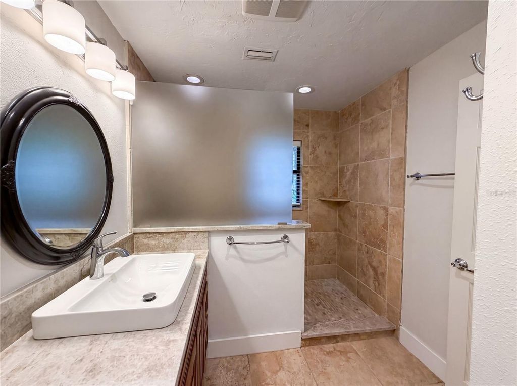 Image 19 of property listing at 8028 CONSERVATORY CIRCLE, Sarasota, FL 34243