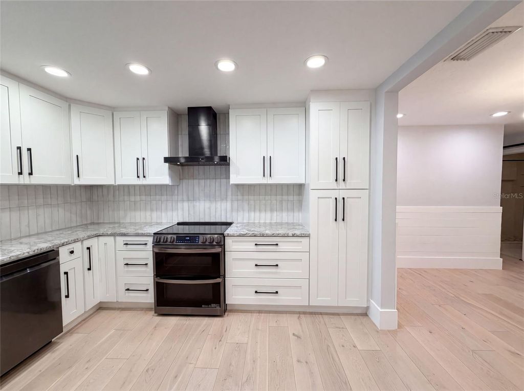 Image 24 of property listing at 8028 CONSERVATORY CIRCLE, Sarasota, FL 34243