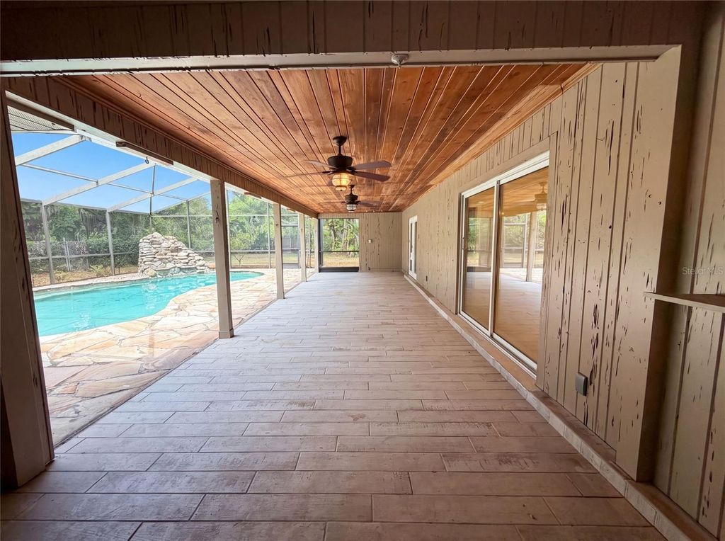 Image 30 of property listing at 8028 CONSERVATORY CIRCLE, Sarasota, FL 34243