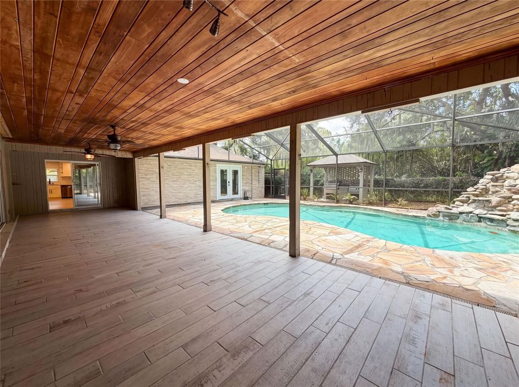 Image 32 of property listing at 8028 CONSERVATORY CIRCLE, Sarasota, FL 34243