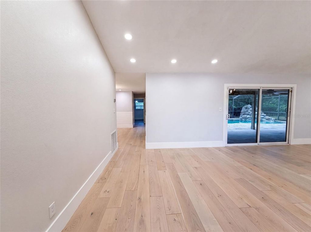 Image 10 of property listing at 8028 CONSERVATORY CIRCLE, Sarasota, FL 34243