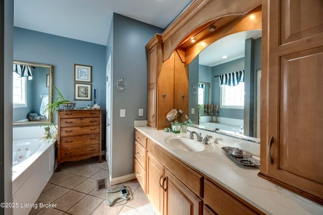 279 Persimmon Ridge Dr, Louisville, KY 40245