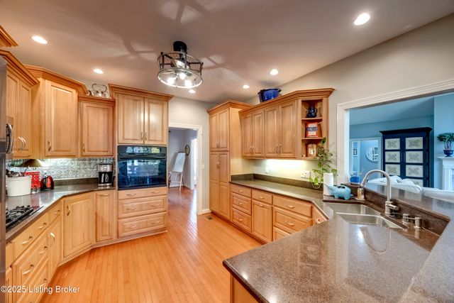 279 Persimmon Ridge Dr, Louisville, KY 40245