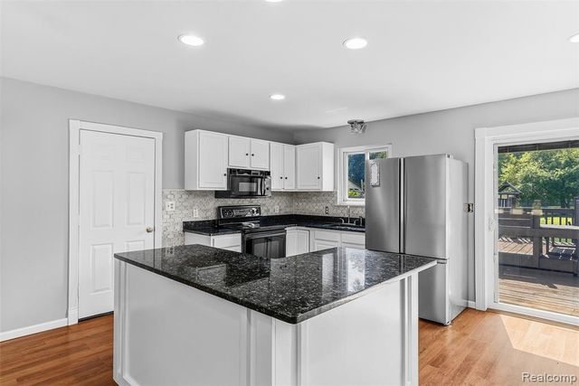 305 East Road, Holly, MI 48442