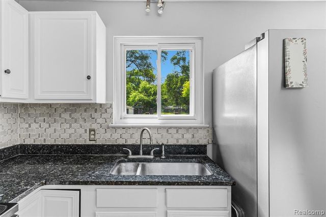 305 East Road, Holly, MI 48442