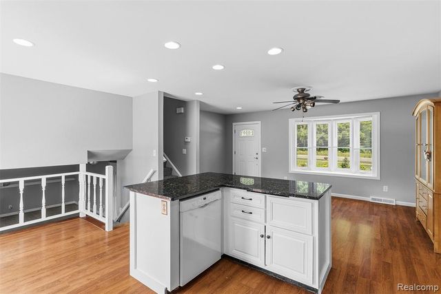 305 East Road, Holly, MI 48442