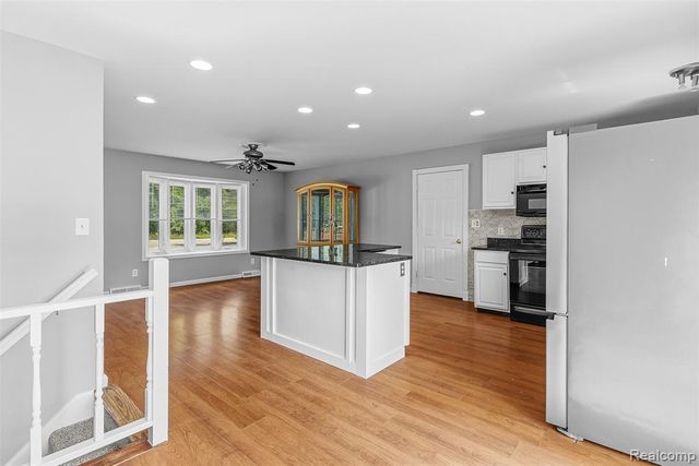 305 East Road, Holly, MI 48442